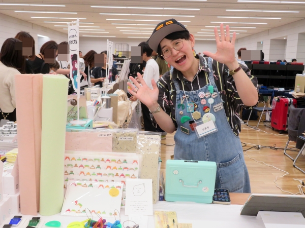 歌って踊れる おかげさま文房具店 和紙原料のコウゾも栽培し、オリジナルの手漉き和紙も販売