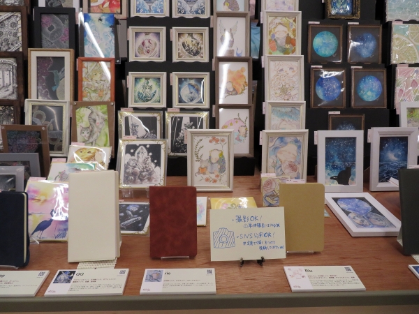 『文具で描いた、小さな絵画展』お気に入りの1枚を手帳に入れて持ち歩いてみませんか。サトウヒロシと＃文具で描くチーム