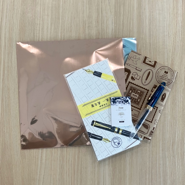 セットのイメージ　※撮影用に万年筆のキャップとインクをセットしています。お届け時はセットされておらず、お客様ご自身でのセットが必要です
