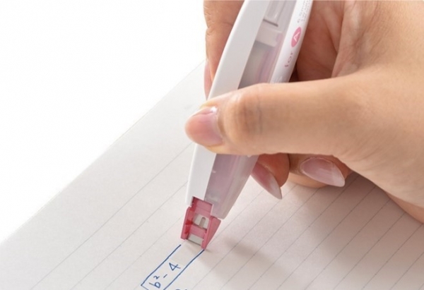 （1）消したい部分を「狙いやすい」ペン型タイプ