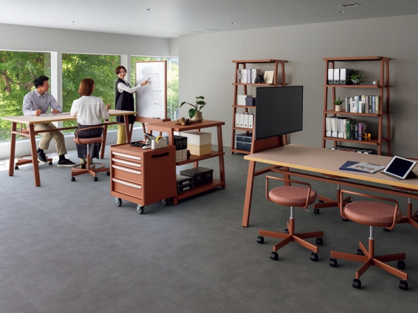 ブレストなどのディスカッションスペースとWEBミーティングスペースをゆるやかに融合。コミュニケーションを活発にし、アイディアの出やすいスペースを構築します。