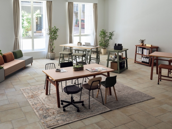 シンプルなデザインと彩度を抑えたカラーリングはカジュアルなオフィスシーンにマッチ。シリーズ以外のアイテムとの組み合わせも可能です。