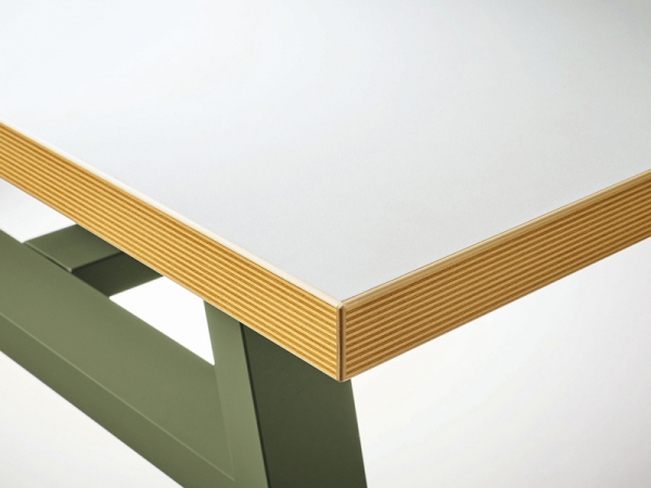 天板には作業面と環境面を考慮し、天然由来成分から作られたリノリウムを採用しています。