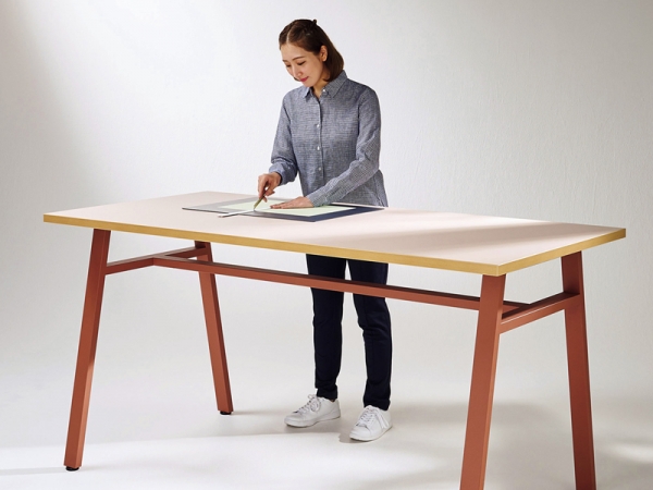 ハイテーブルの天板高さは、一般的なハイテーブルより少し低めの900㎜。机上での軽作業などがしやすい高さです。