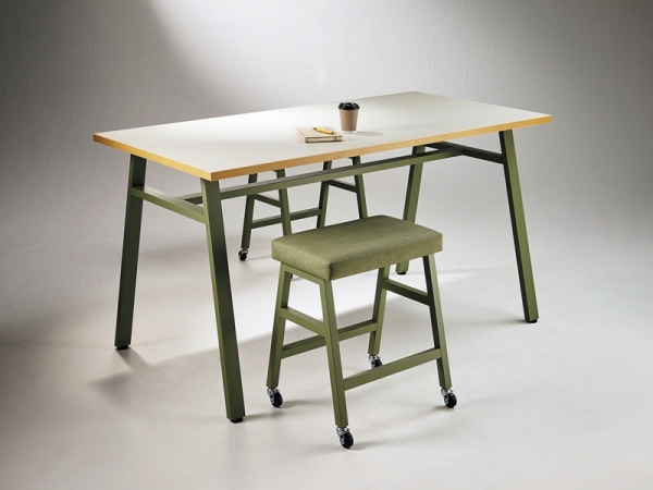 H900㎜のハイテーブルに合わせるだけでなく、立ち上がりがしやすい高さのため、ホワイトボードでのブレインストーミングにも適しています。