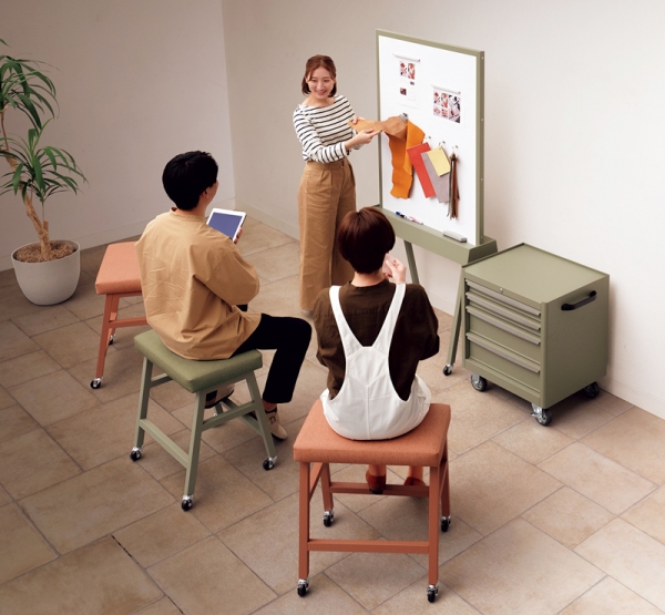 ホワイトボード・ベンチと組み合わせ、アイディア出しのスペースを充実させることができます。