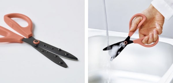 （左）撥水している様子、（右）洗浄している様子