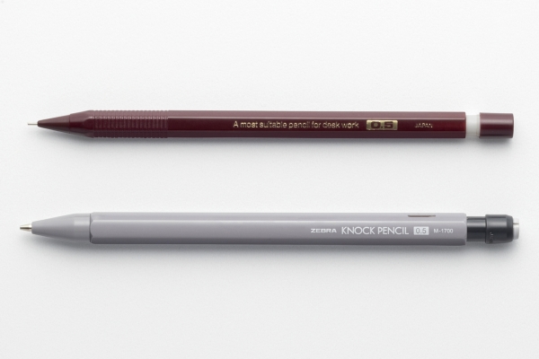 上：初代「ノックペンシルM-1300」  下：今回「ノックペンシルM-1700」