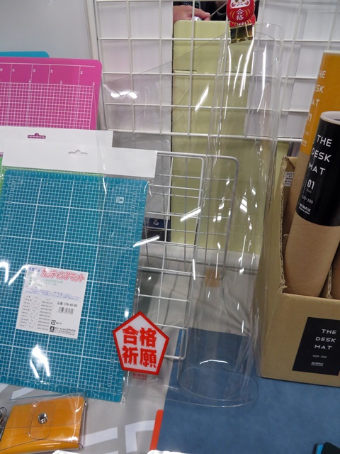 「合格デスクマット」合格祈願が印刷された五角形のデスクマット。中学・広告・大学受験・国家資格などの合格を目指す受験生への贈り物として、自身の受験の相棒としておすすめ。ミワックス