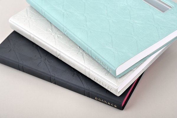 触り心地にも拘った、デザインエンボスにも注目してほしい