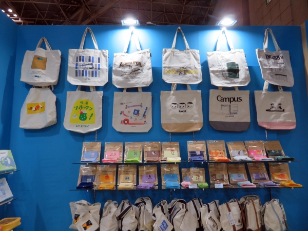 日本出版販売の｢OldResta｣は、レトロな文具を復刻するをテーマとして展開している｢文具女子博｣プロデュースのブランド。おしゃれさと機能性を兼ね備えた「TOTE BAG」