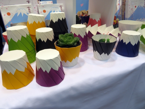 富士山の美しさと おりがみの繊細さが重なる紙の器。訪日客のおもてなしやギフトとしても、ぜひ。 おりがみカップ（R）「富士六重ね」誕生　シンメイ