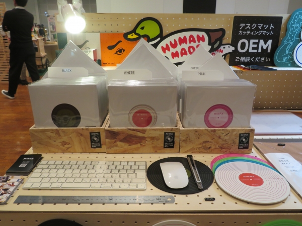 「レコードカッティグンマット」は、レコードスリーブパッケージ入り。店頭でもレトロ感漂う商品陳列ができ目を引きます。