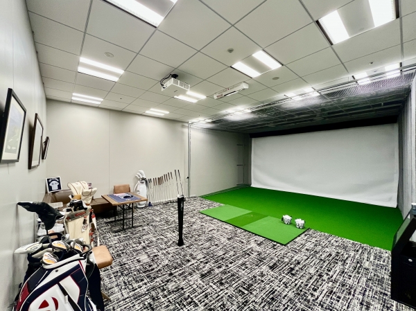 休憩時間や就業後にリフレッシュしながらコミュニュケーションが取れる「ゴルフシュミレーター室」