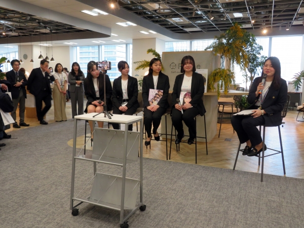 戸板女子短期大学の学生とコンパクトサイズのレディースキット「ミニマムキット」の商品企画