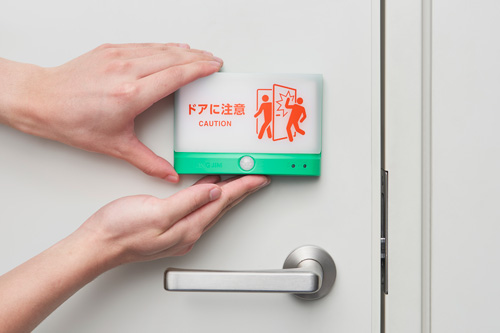 「扉につけるお知らせライト （無線タイプ）」製品特長  ・マグネット式で簡単に取り付け可能