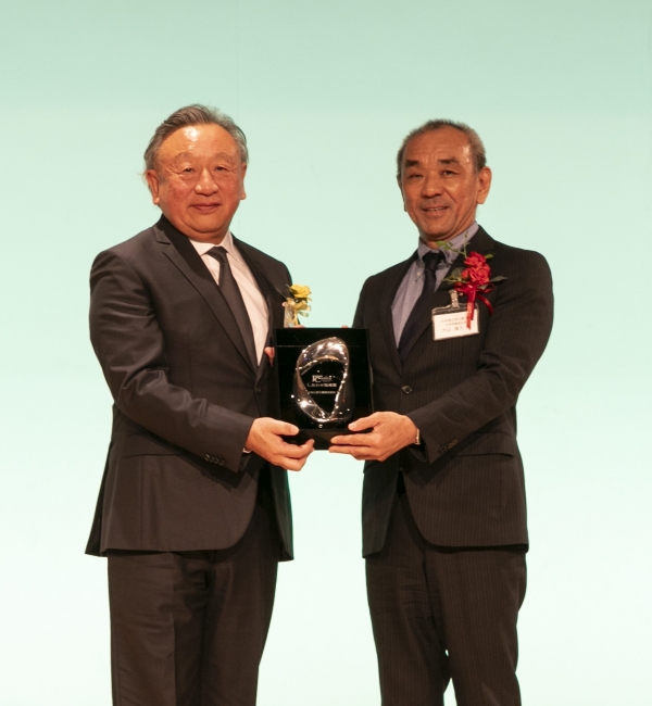 左）岩田彰一郎選考委員長代行　大山久社長