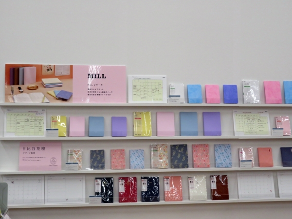 2025年MILLラインナップ　マンスリー（日曜始まり）・レフト・マネジメント・バーチカル。「FLEURS」は日比谷花壇監修。ダイゴー