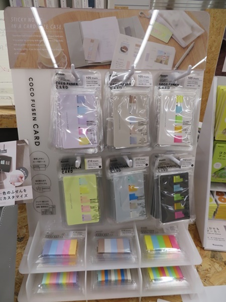 2012年の発売以降、多くのお客様にご愛用いただいている「ココフセンカード」を一新。優しい色合いのくすみカラーやパステルカラーを中心に、ふせんと連動してケース本体もカラフルに。パッケージハ持ち運びに嬉しいジッパーバッグに。カンミ堂