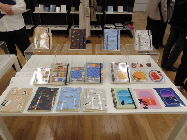 着せ替えができる、ロルバーン専用プロテクター3柄をセットにしたロルバーン ダイアリー。海沿いの街を旅するように楽しめる「窓風景」が登場。昨年好評の「食べ物」は、新たなメニューを用意。B6に近いサイズ感が人気のLサイズ