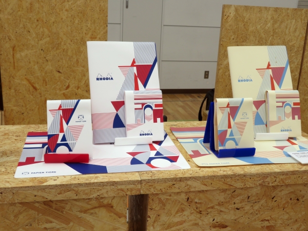 ロディアカバー セリグラフィ ｂｙ パピエ ティグル　「PARIS」をテーマに、エッフェル塔と凱旋門を幾何学模様で表現