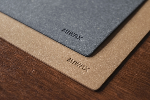 本体の右下にMIWAXの刻印が入っています。