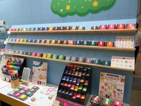 シヤチハタブースでは、日本の伝統色から生まれた多彩な色合いが楽しめるスタンプパッド＆筆記具の「いろもようシリーズ」や、ダイヤルを回すだけで印面の切り替えができ複数の絵柄をスタンプ1つで楽しむことができる「回転デコレーションスタンプ」など、ペーパークラフトをデコレーションして楽しめる商品を数多く販売