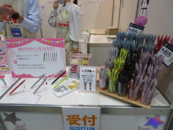 くっきり、濃く書けるゲルインクボールペンuni-ball oneFでオリジナルチャーム付きボールペン作成　三菱鉛筆東京販売