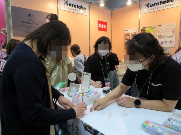 呉竹のドットペン「ZIGクリーンカラードット」を使って母の日カード作り。ドットペンなら、ポン・ポン・ポンで簡単・かわいい！誰でも描ける！！母の日に向けてカード作りを体験できます。