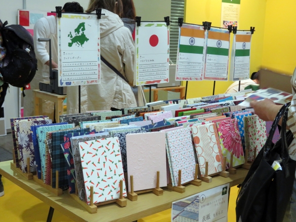 世界の紙でつくるノートづくり。ネパール、インド、ドイツ、イタリア、 もちろん日本の和紙など500種類以上の世界の紙を用意。紙屋中庄