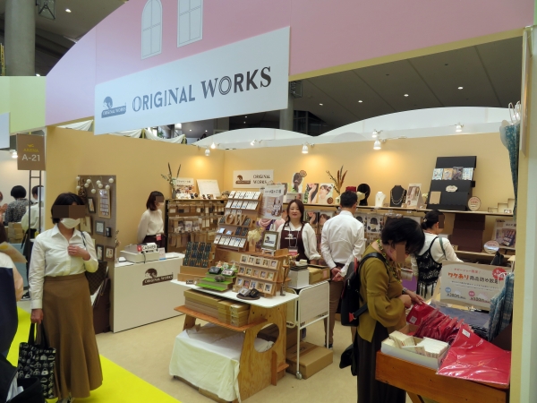 作家様を支援するブランド「ORIGINAL WORKS」。アクセサリーを固定する台紙や、撮影アイテム、イベント出展するときに 使用するディスプレイ什器などを販売