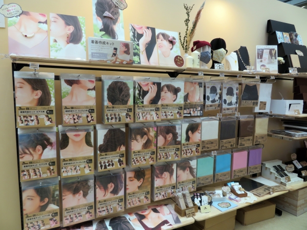 ORIGINAL WORKS「着画作成キット」は、『自分が顔を出さないでアクセサリー作品をアップしたい』という思いから開発。アクセサリーのサイズ感がわかりやすく作品に合わせ選べる！モデルフォトで「映え」写真をかんたんに撮影できます。肖像権フリーでSNSやECサイトにも使用可能