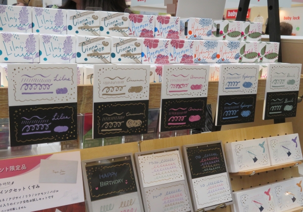 つけペンファン必見！G－Too  漫画画材ブランドのアイシーから 『くすみ色』のカラーインク5色と メッセージカードボックス