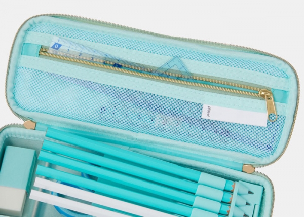 定規も入る内側ファスナーポケット