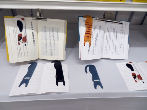 「ぶらさがり にゃんこ しおり定規」しっぽで引っ掛け 飛び出したおしりがインデックスに。ベロス