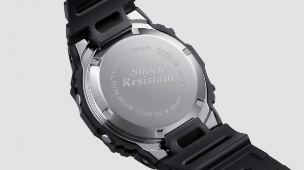 「Shock Resistant」表記のスクリューバック※実際の製品では、製造上の理由により、裏蓋の向きが異なる場合があります。
