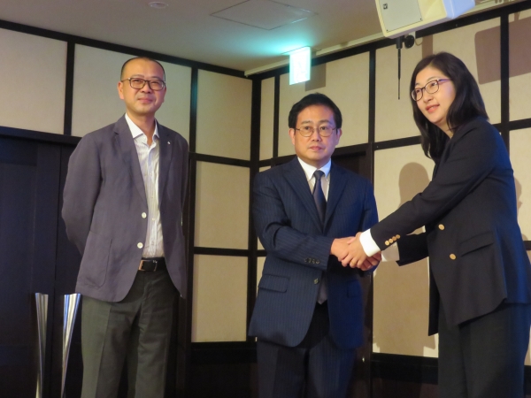 中央）日本館主催の芳賀信享社長