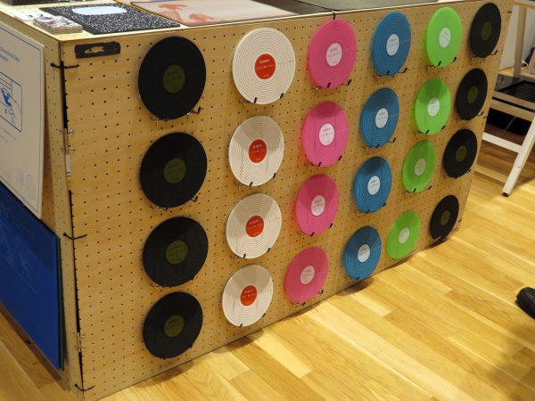 「レコードカッティグンマット」は、レコードスリーブパッケージ入り。カラー展開もできるのでアーティストグッズとしてもおススメ