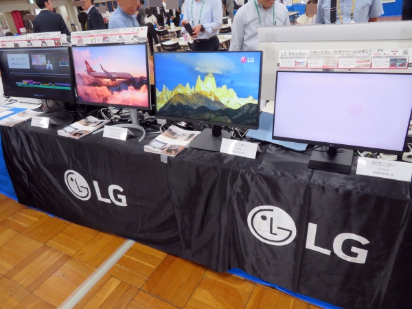 LG UltraWide Monitorは、11年連続世界シェア ナンバー1。一般的なモニターに比べ33％横に広い、アスペクト比21：9のウルトラワイド画面は、複数のソフトやウィンドウを並べ、見やすく、仕事の効率を飛躍的にアップ