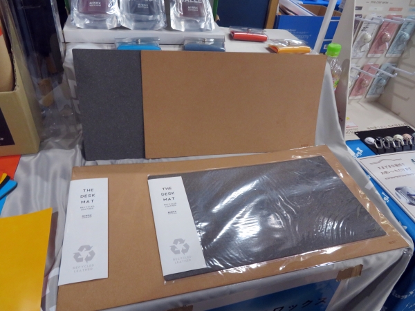 ドイツの老舗素材メーカーSALAMANDER社で製造されたリサイクルレザーを使用した「リサイクル レザー デスクマット」ミワックス