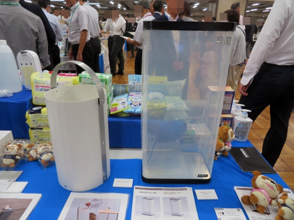 積極的な分別を促す、中身が見える透明素材のゴミ箱「中身の見えるゴミ箱」ぶんぶく