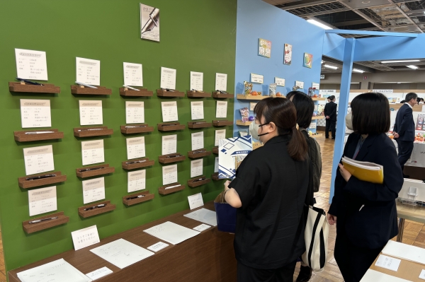 各メーカーの筆記具を、10種類の紙に試筆できる｢かきごこち｣