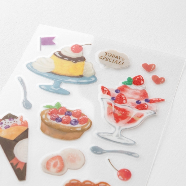 おやつ柄：プリンやパフェなどの色鮮やかな スイーツを、みずみずしい水彩テイストで表現 しました。