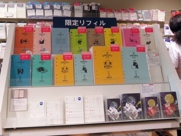 伊東屋限定リフィル「HOLIC LOG REFILL」項目に沿って記入するだけで、あなただけのログを簡単に作ることができます。2024年の新製品は「グルメ」「旅行」。筆記スペースが大きいほうが使いやすいという声にこたえ、バイブルサイズに加え、A5サイズも用意