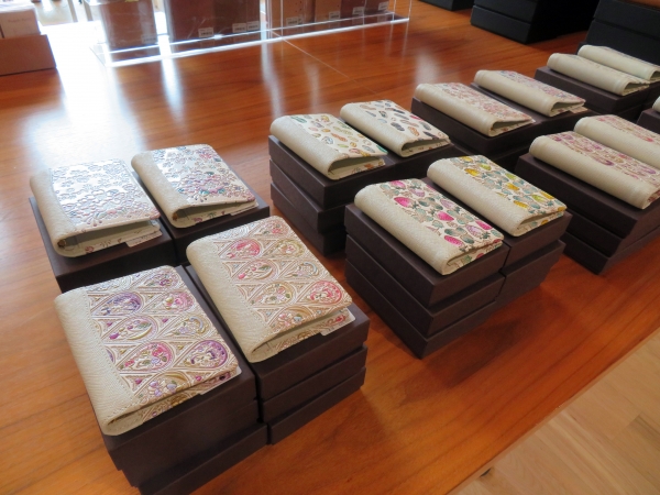 伊東屋限定 文庫屋大関「システム手帳」手帳の内装は角シボの型押しをしたアイボリーの牛革を使用。使い勝手の良いカードポケット、あおりポケットもついています。