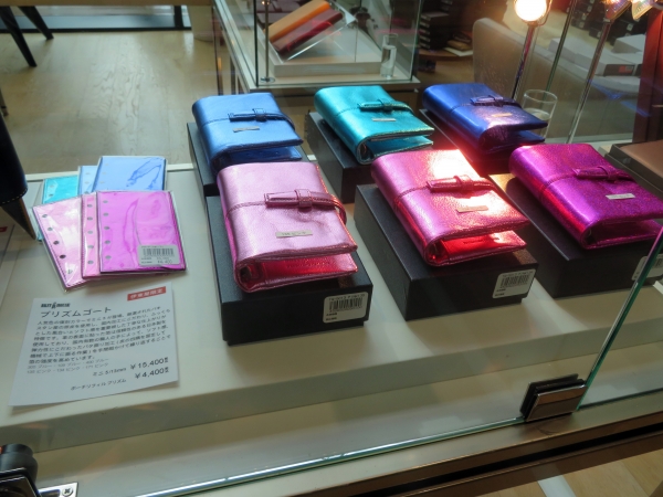 伊東屋限定 ブリットハウス「プリズムゴート」人気色の復刻カラーでミニ5が登場。厳選されたパキスタン産の原皮を使用し、国内加工にこだわり、ふっくらとした風合いとソフト感を重要視した丁寧な仕上がり。