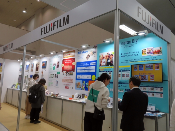 お客さまとイベント主催者をつなぐ オリジナルinstax「チェキ」の撮影プリントアプリを紹介。プリントされたQRコードからお得な情報をゲット！デジタルコンテンツに誘導できる！富士フイルム