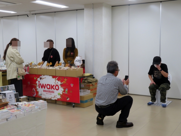 おもしろ消しゴムのイワコーさんが撮影しているは「ロダン 考える人」！？ではありません