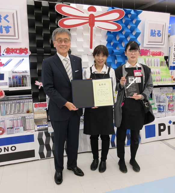 岩村清美様(中央)、五十嵐麻由様(右)、トンボ鉛筆 代表取締役社長 小川晃弘(左)