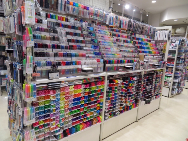 整然と並ぶ筆記具コーナー　欲しい色も探しやすく